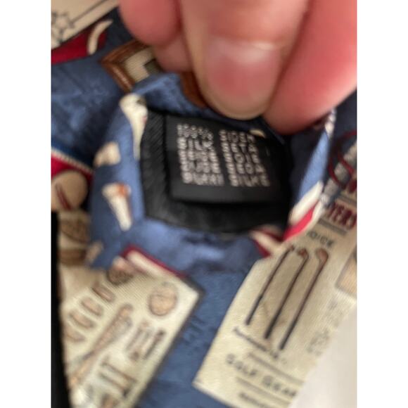 TANGO by Max Raab Golf Theme 100% Silk Tie Approx. 59x3.75 - Picture 8 of 9